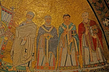 Mosaik in der Apsis mit vier Heiligen